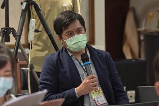 林瑋豐被抓包「反串」在PTT鼓吹移除「疾管家」。（翻攝自眼球中央電視台YouTube頻道）