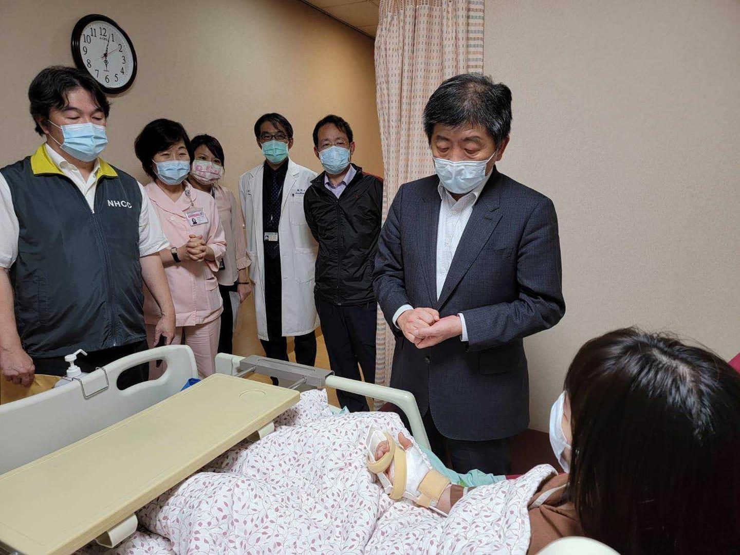 陳時中(右2)與王必勝(左1)昨晚前去探視遭確診洪男砍傷的護理師。(翻攝自王必勝臉書)