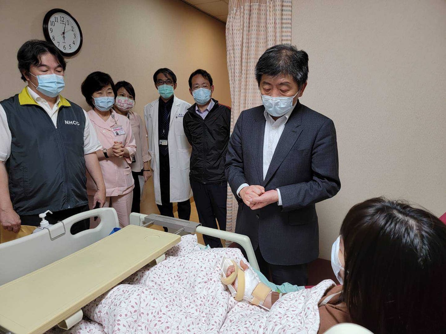 陳時中（右2）與王必勝（左1）昨晚前去探視遭確診洪男砍傷的護理師。（翻攝自王必勝臉書）