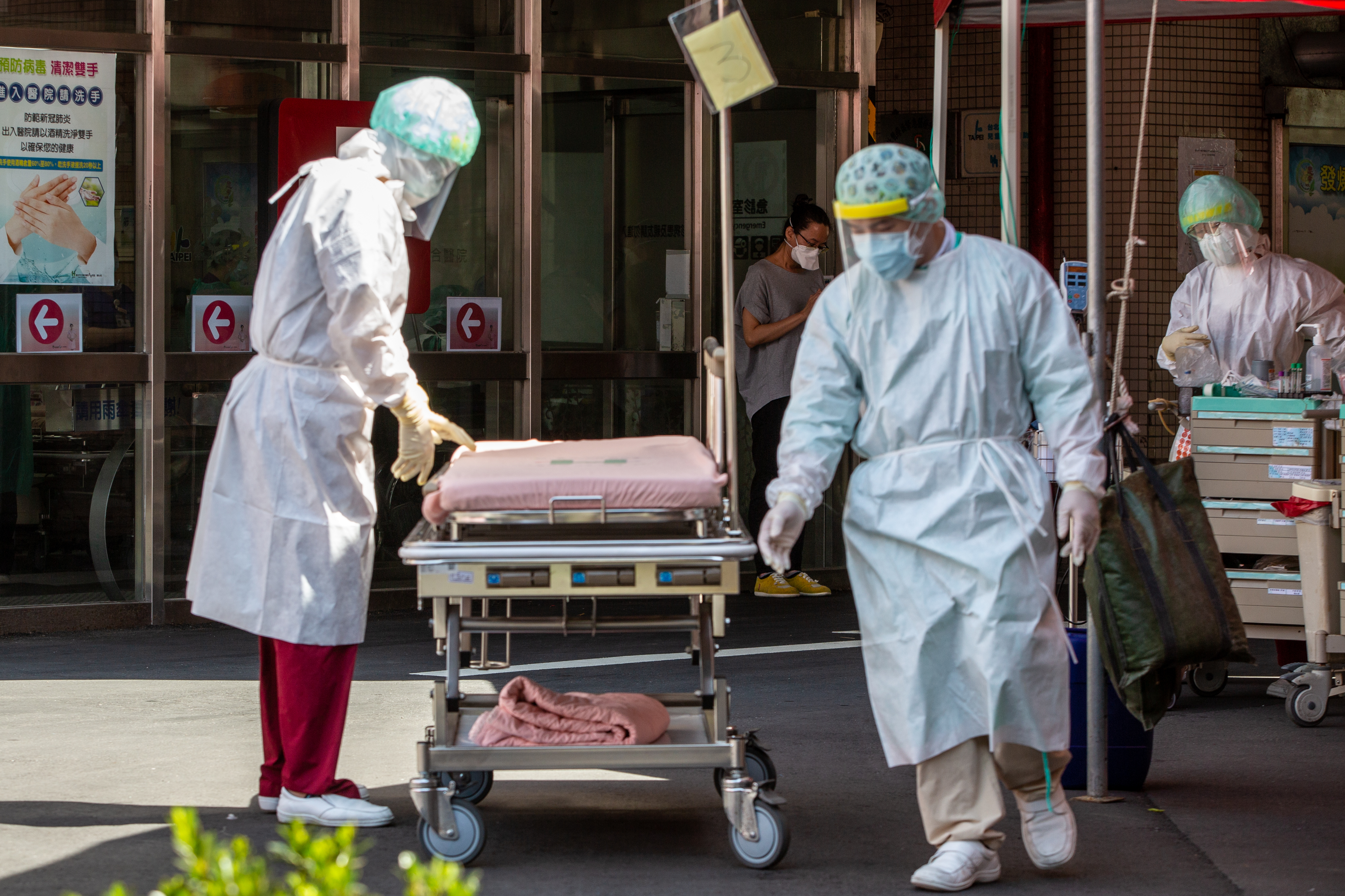 台北市聯合醫院忠孝院區驚爆一名急診醫師確診，院方則表示要等指揮中心公布；圖為忠孝醫院篩檢區，圖中人物非當事人。（本刊資料照）