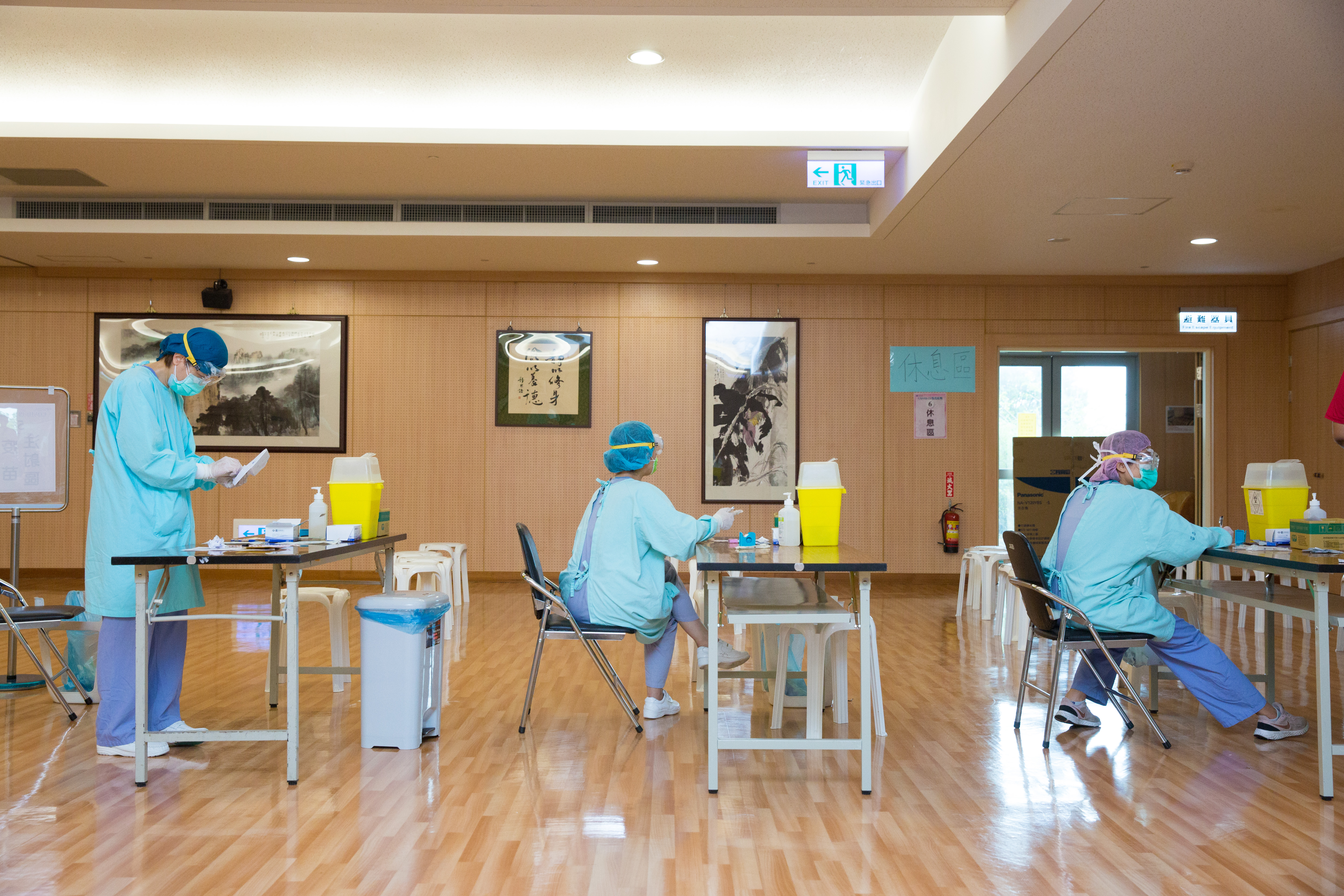 律師林智群在臉書解釋：「為什麼藥廠只跟中央政府交易？」表示因為只有政府能替疫苗出事負責；圖為替台中警方施打疫苗之醫護人員。（本刊資料照）