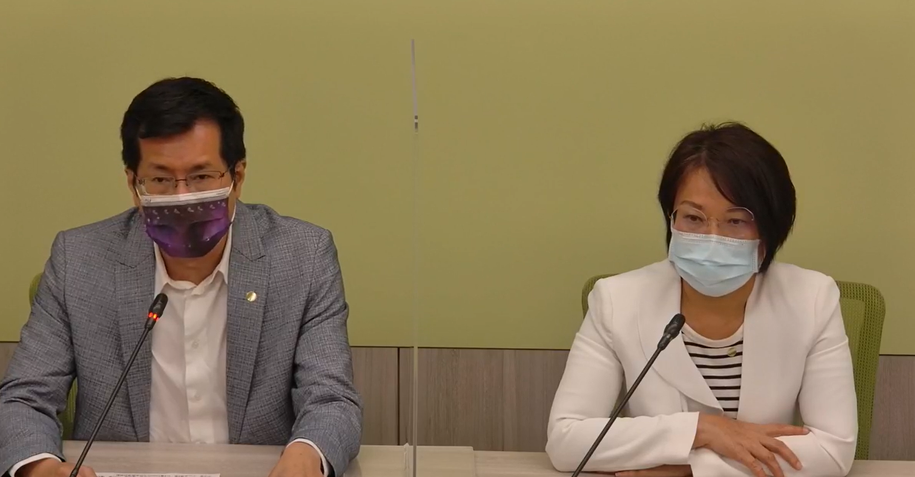 民進黨團幹事長劉世芳（右）、書記長羅致政今針對防疫等議題舉行線上記者會。（翻攝民進黨立院黨團臉書）