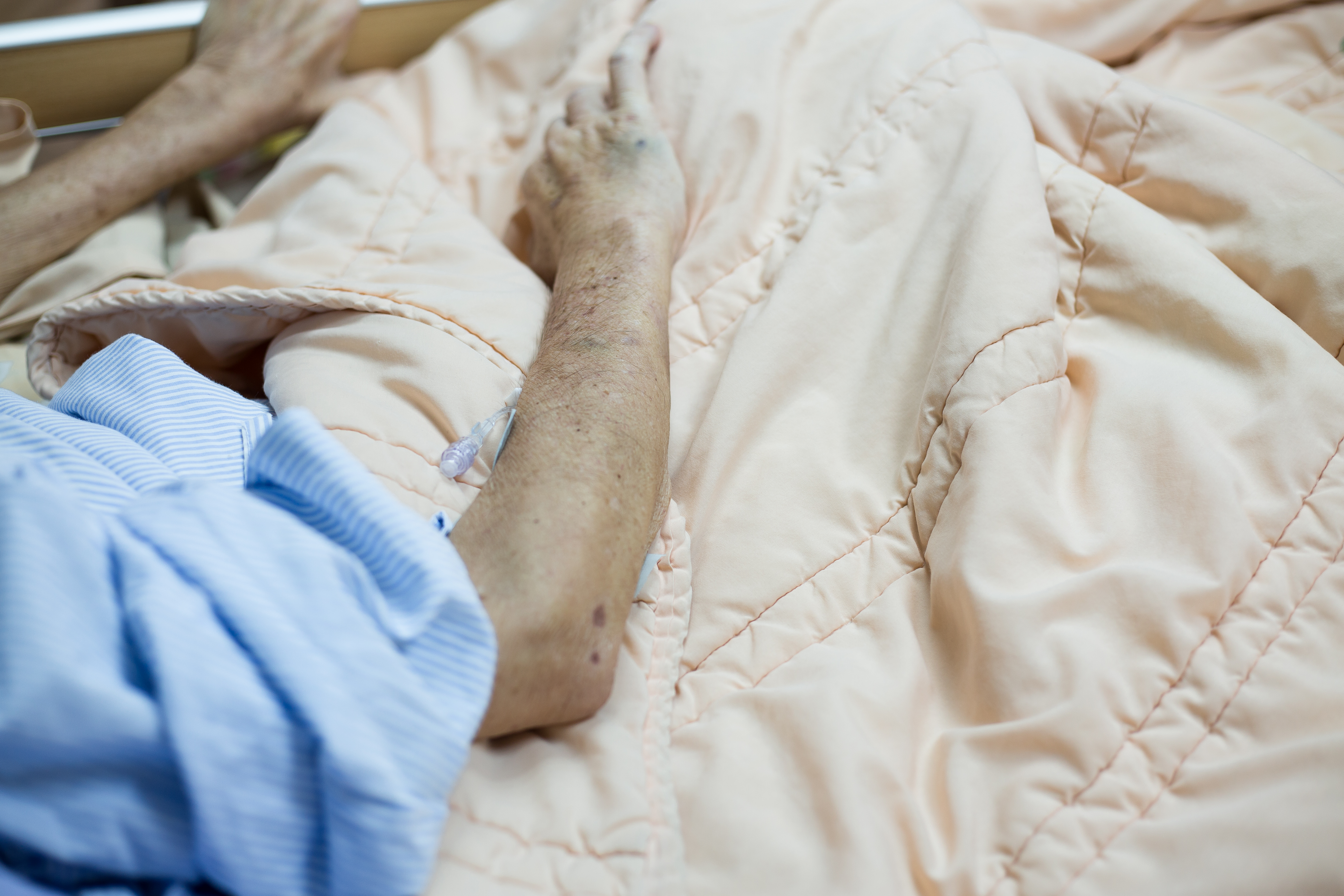 一名醫護人員回憶91歲爺爺染疫住院後的一切。（示意圖，本刊資料照）