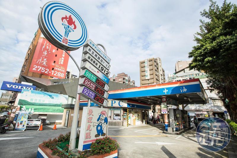 多數加油站貼有「禁用手機」的警語告示，讓民眾不解在此情況下是否可以掃QR Code。（本刊資料照）