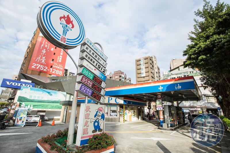 多數加油站貼有「禁用手機」的警語告示，讓民眾不解在此情況下是否可以掃QR Code。（本刊資料照）