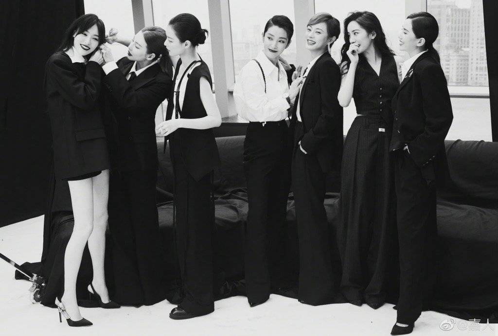 楊冪、劉詩詩在時尚活動大賣閨密情，各種曖昧動作挑動粉絲，而楊冪的「前閨密」唐嫣雖然也同框，兩人中間還是卡了一個劉詩詩。（翻攝自嘉人微博）