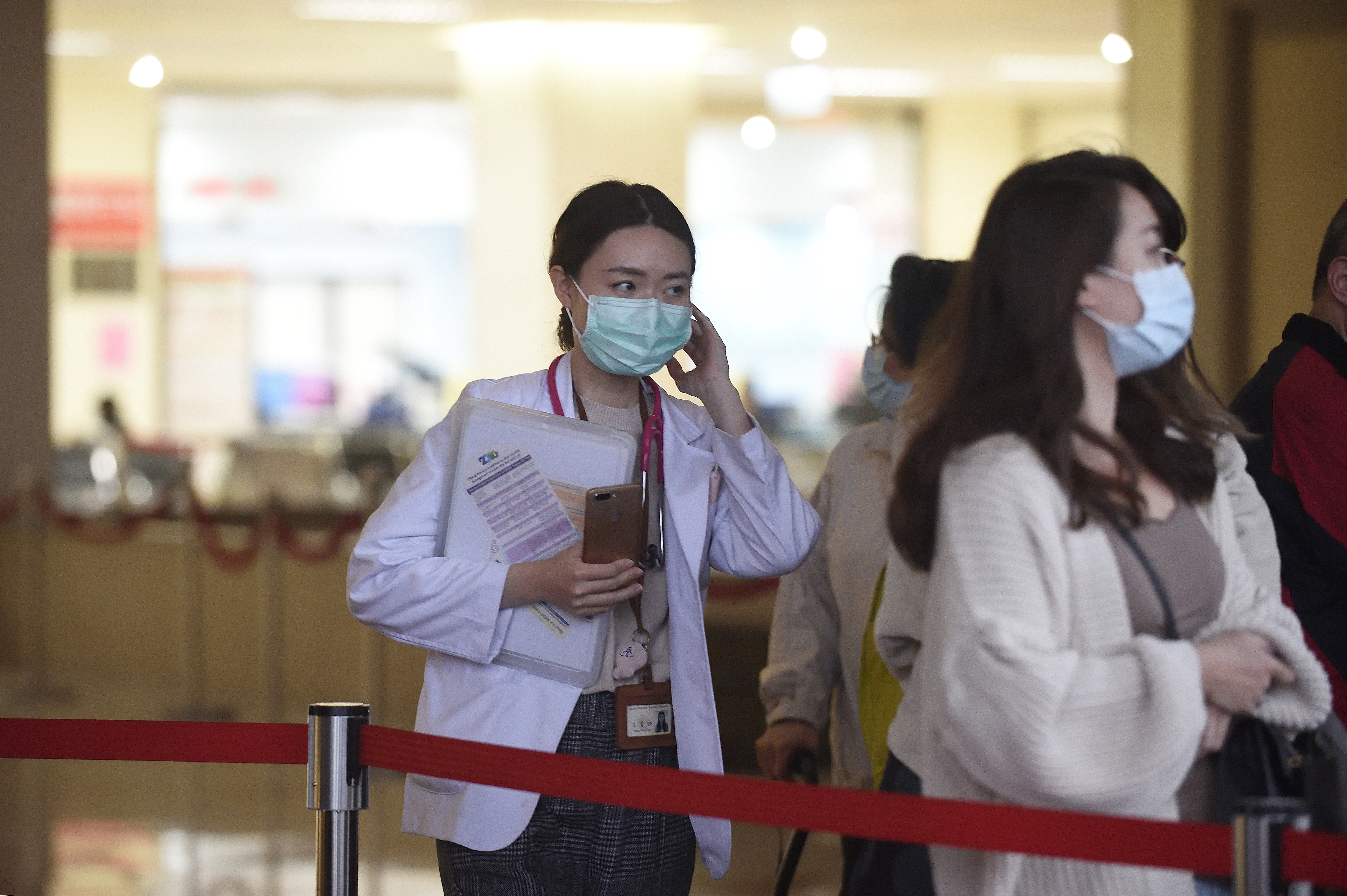 一位匿名的醫護人員發文表示，人力根本不足，每次與家人通完電話都不敢將訴說委屈，哭著走回醫院值班。（示意圖，本刊資料照）