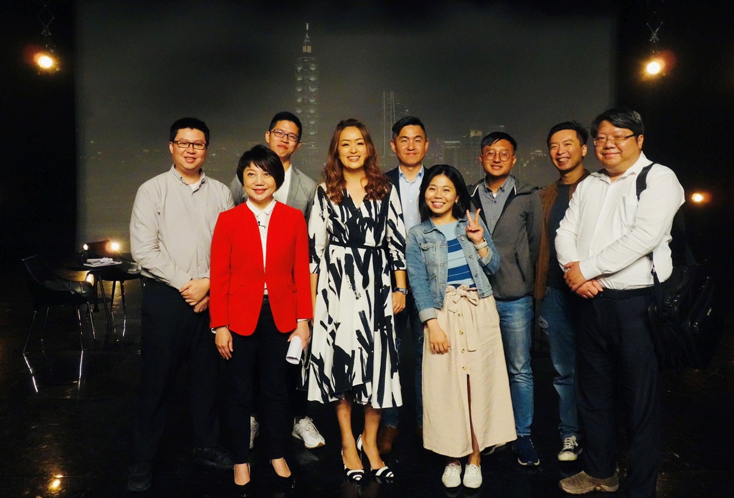 本週五《公視主題之夜SHOW》播出紀錄片《台灣 vs 中國：脆弱的民主》，映後論壇以《大衛對決歌利亞》為題，討論中國壓力下台灣的困境與方向。（公視提供）