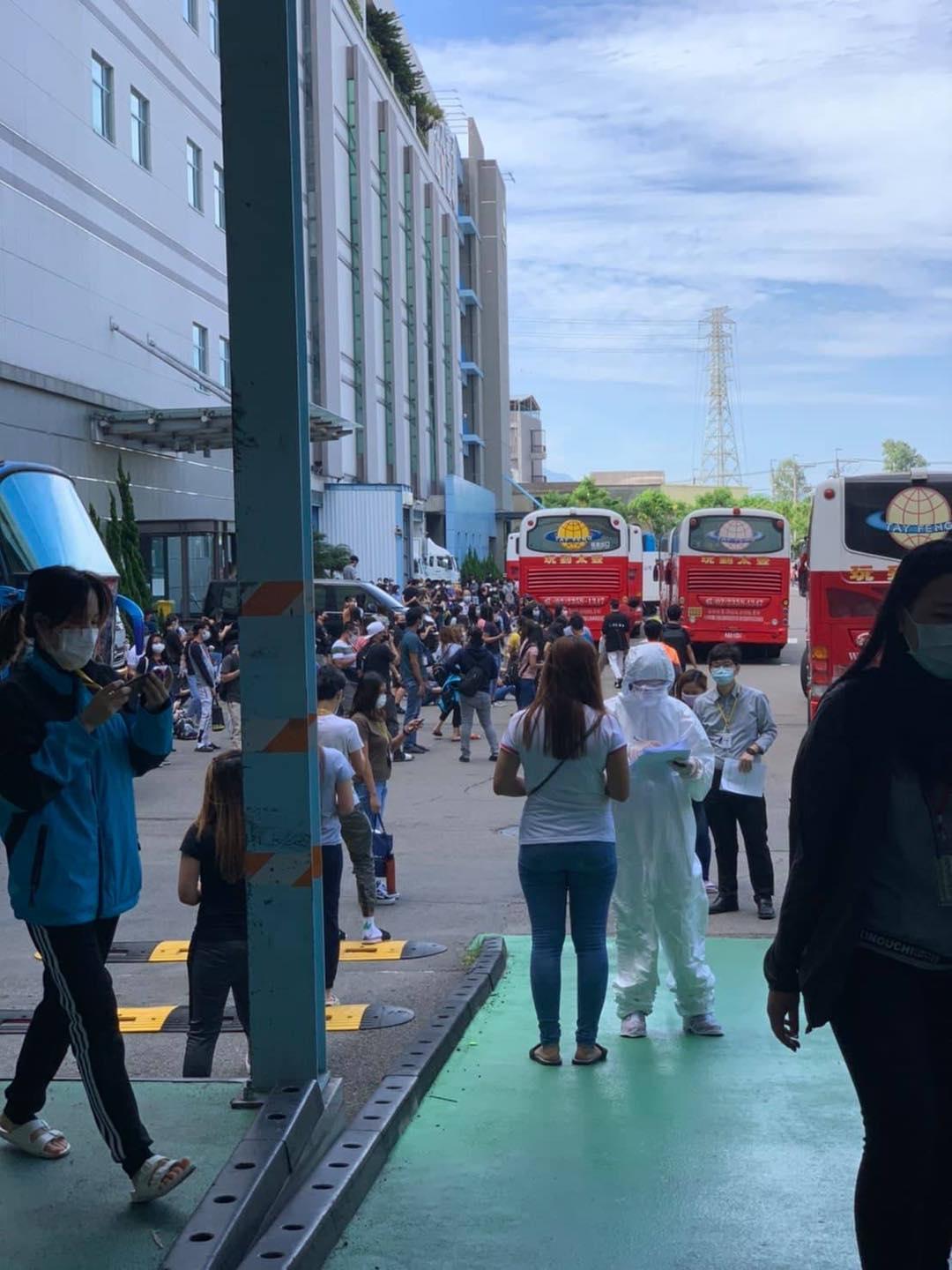 曾玟學曝光京元電員工快篩現場照片，外籍員工們被遊覽車一車車載來，造成排隊和群聚，讓他相當擔憂。（翻攝自曾玟學 苗栗縣議員臉書）
