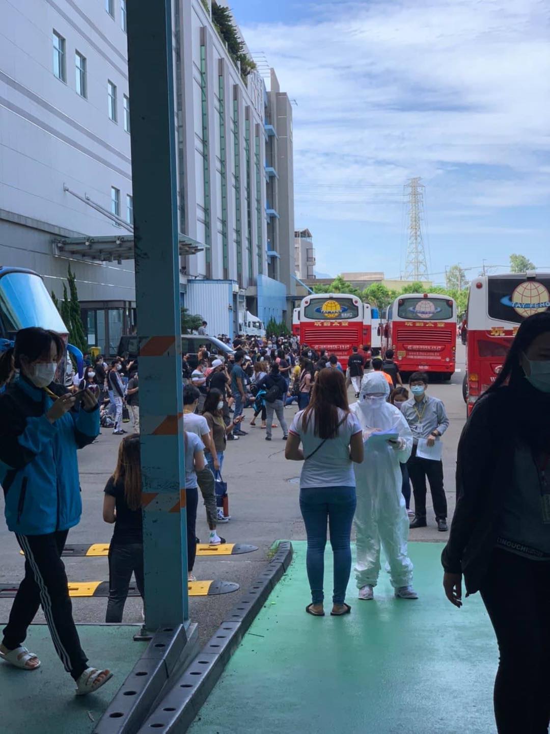 曾玟學曝光京元電員工快篩現場照片，外籍員工們被遊覽車一車車載來，造成排隊和群聚，讓他相當擔憂。（翻攝自曾玟學 苗栗縣議員臉書）