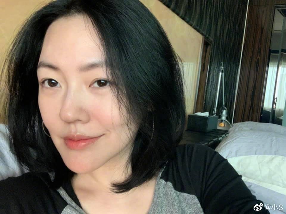 藝人小s近日聊到獨立女性議題，呼籲未婚女性不要因為被長輩洗腦就亂結婚。（翻攝自徐熙娣小s微博）