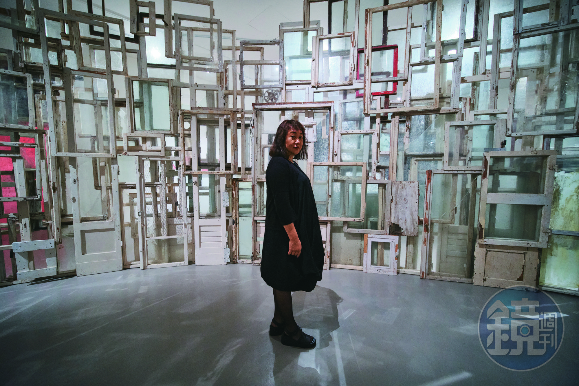塩田千春以大量東柏林拆除民宅的玻璃窗戶創作〈內與外〉(Inside-Outside),想像東西德分隔28年間,說著同樣語言的德國人如何分隔生活。