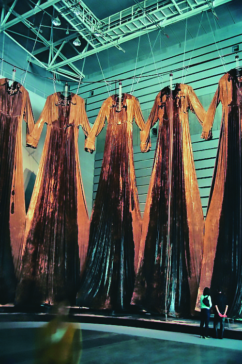 塩田千春首度回到日本，2001年在橫濱3年展展出的〈皮膚的記憶〉（Memory of Skin）讓她聲名大噪。（塩田千春提供）