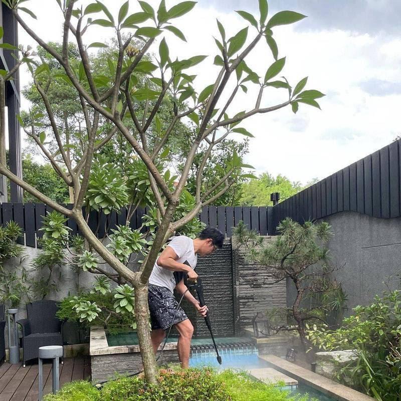 王柏傑打掃庭院。（翻攝自謝欣穎ig）