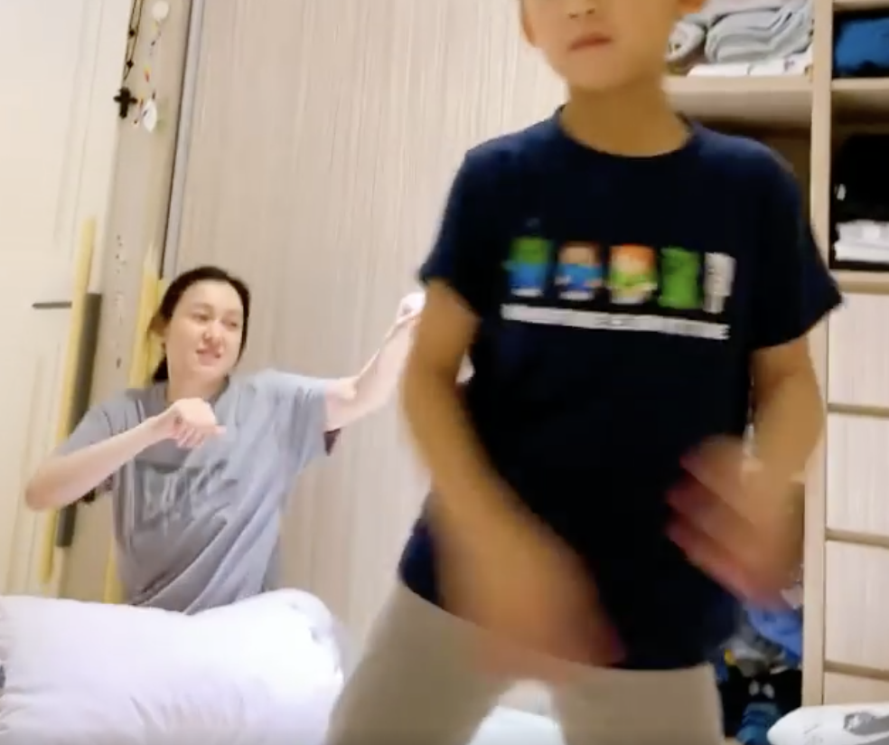 影片中范瑋琪隨著音樂擺動,氣氛歡樂。(翻攝黑人陳建州臉書影片)