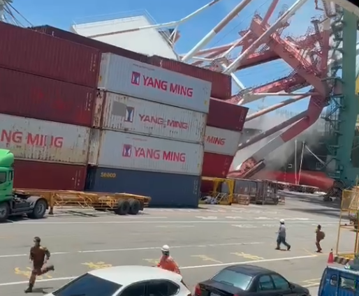 高雄港70號碼頭發生貨櫃輪撞上起重機意外。（翻攝自影片截圖）