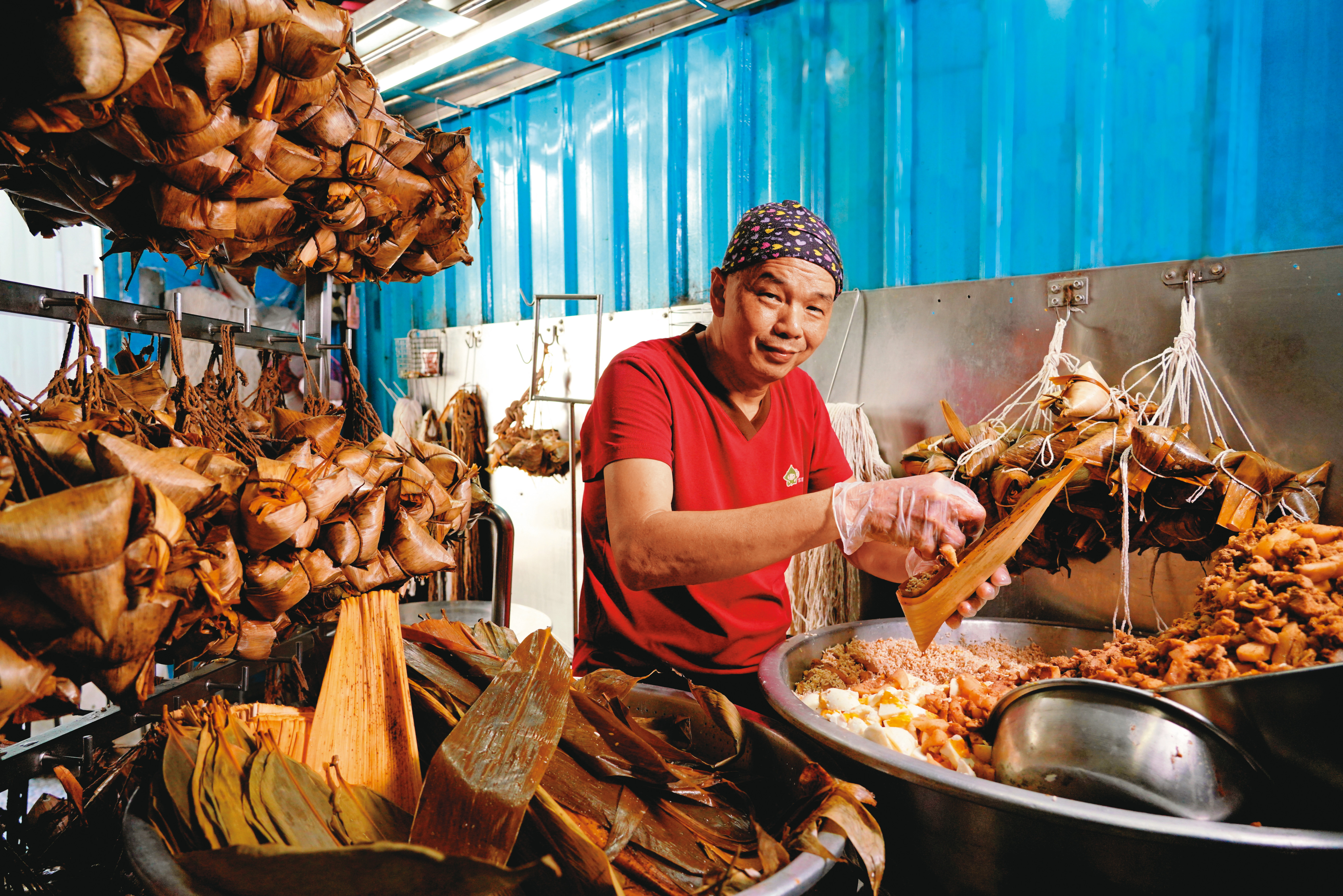 郭明坤接手郭家肉粽後，改良製程提升產能，高峰期日賣1萬顆肉粽。（圖為疫情爆發前拍攝）