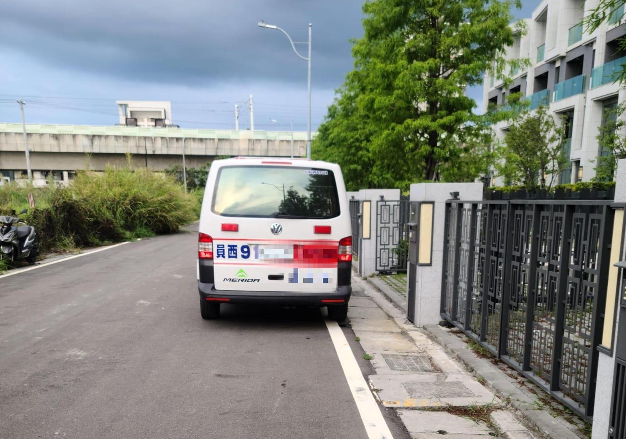 民眾拍下停在路邊的救護車，指控消防員在聊天。（翻攝自爆料公社）