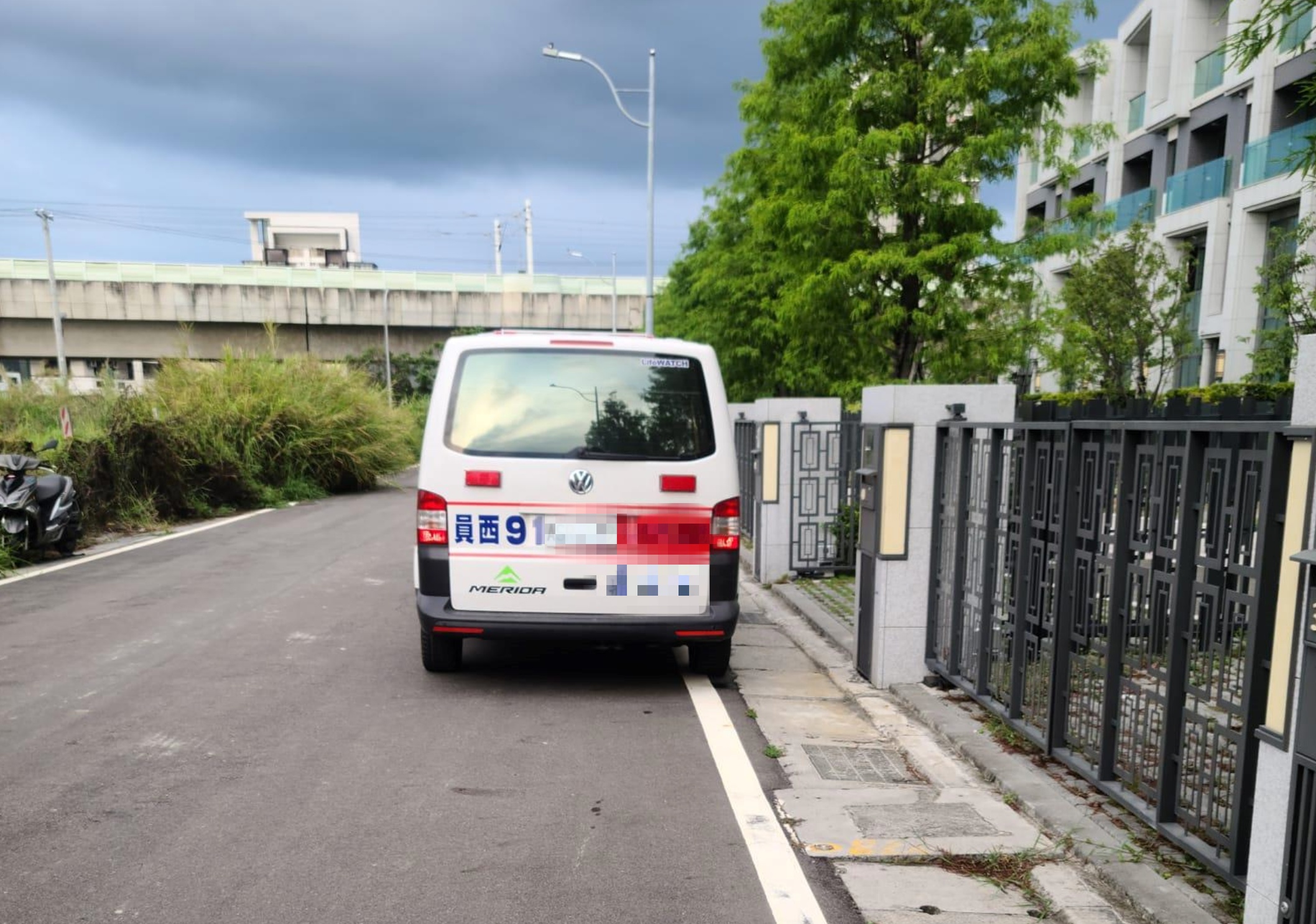 民眾拍下停在路邊的救護車，指控消防員在聊天。（翻攝自爆料公社）
