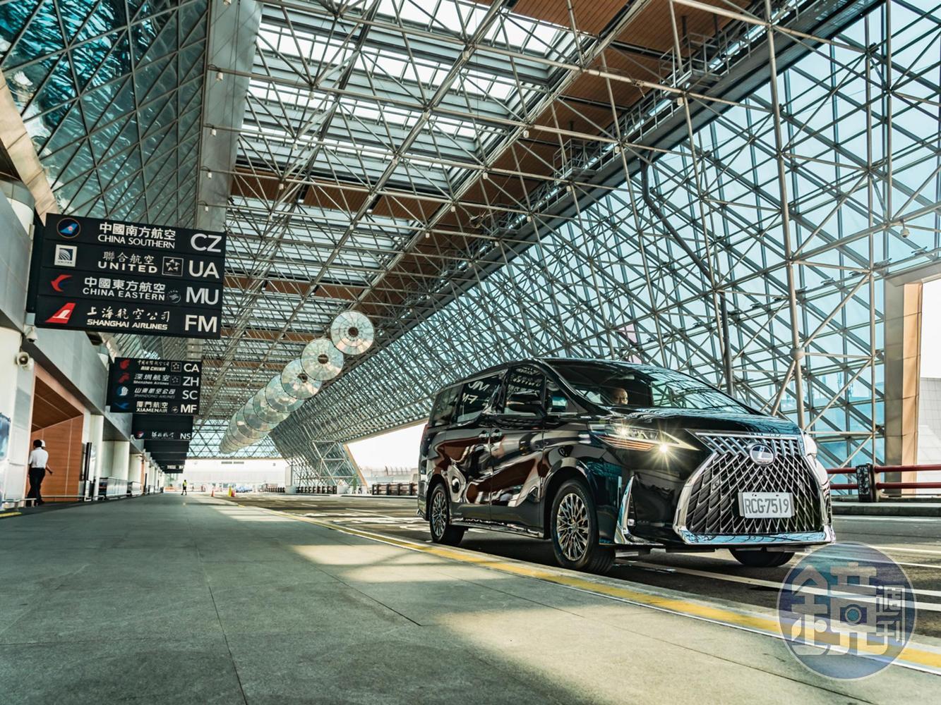 LEXUS LM 300h七人座
