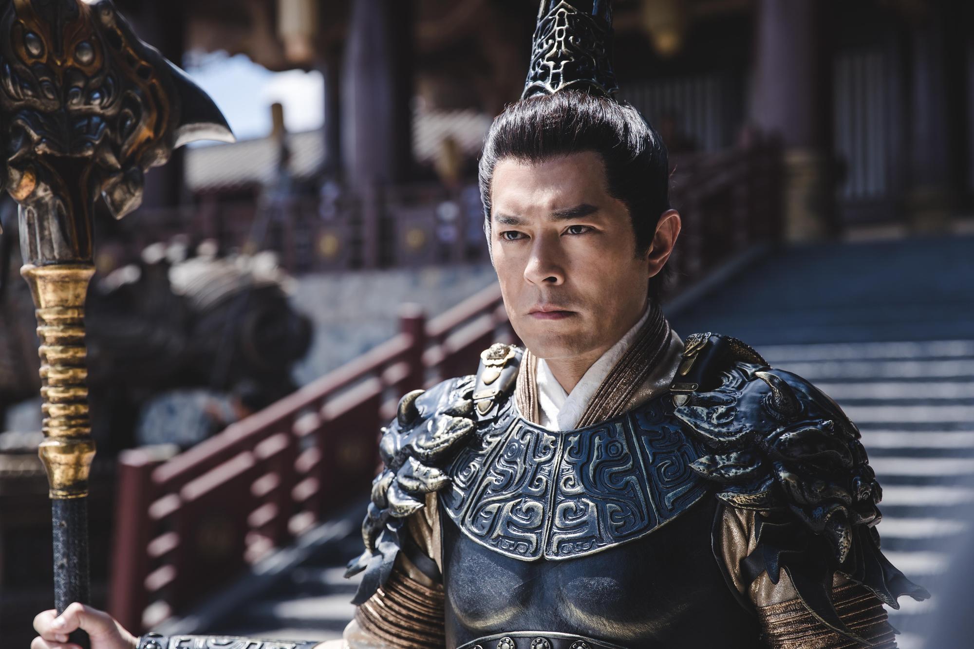 古天樂飾演呂布,拍攝時曾一度受傷,仍然堅持把戲拍完。(Netflix提供)