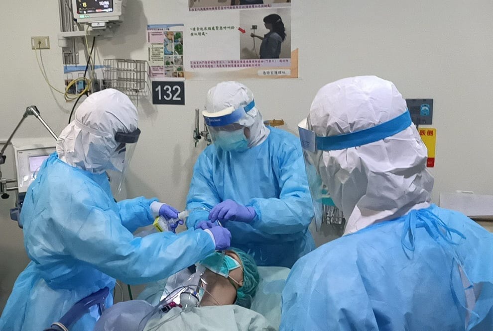 雙和護理師腹部遭刺傷，休養後決定重返崗位。（翻攝自王必勝臉書）