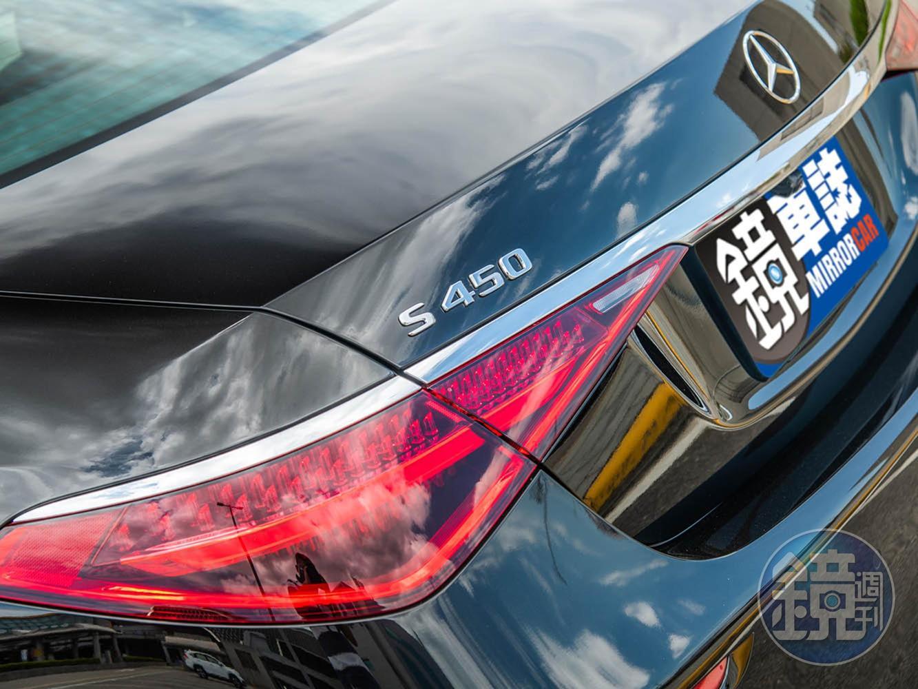 車尾燈採用雙件式LED尾燈組。