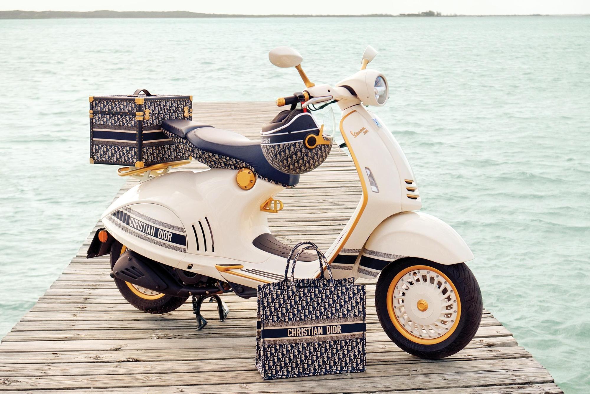 同樣誕生於1946年的Dior與Vespa,聯手推出Vespa 946,除了機車本體,Dior也推出一系列配件飾品。(Dior提供)