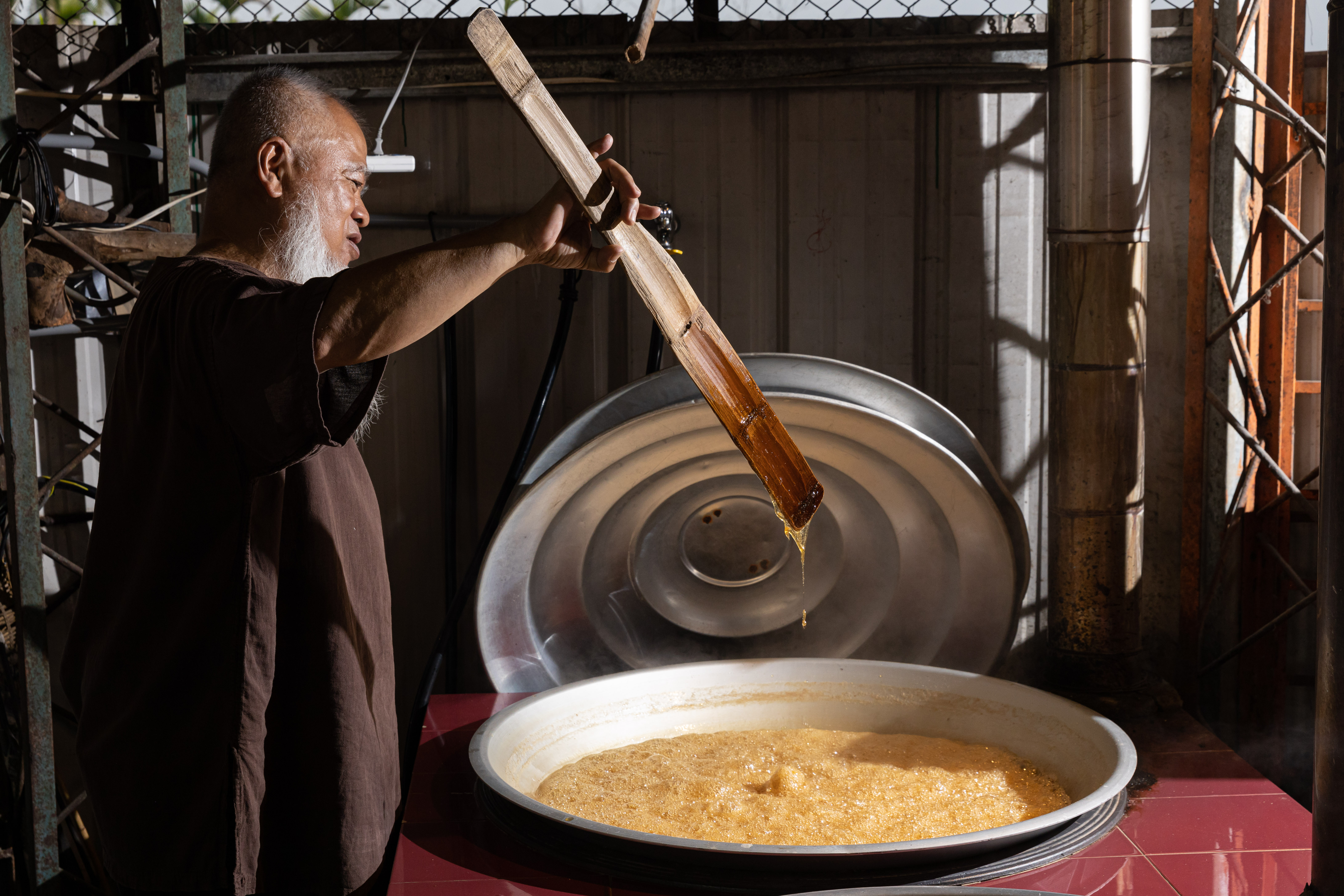 位在南投竹山的「山鼎人柴燒手工麥芽」，可見到很有職人風範的老闆林募興，以古法熬煮麥芽膏。