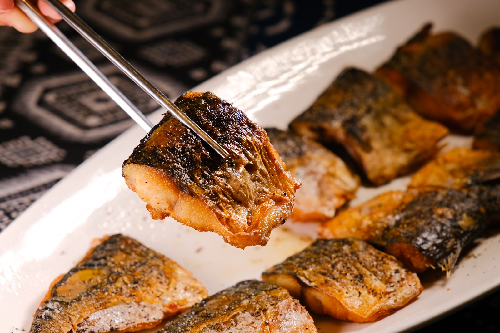 主廚視當天食材規劃菜單，也供應煎魚等海鮮料理。