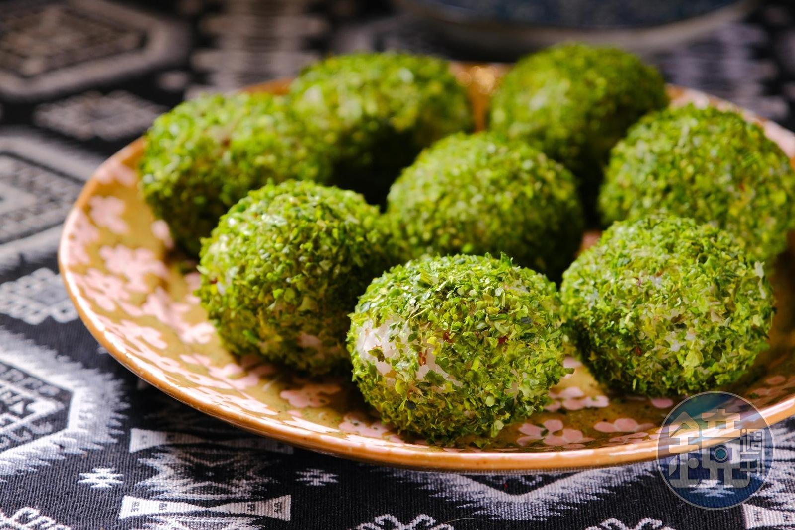 「日式海苔飯糰」以有黏性的米飯,裹沾上特調海苔粉,滋味獨特。(套餐搭配菜色)