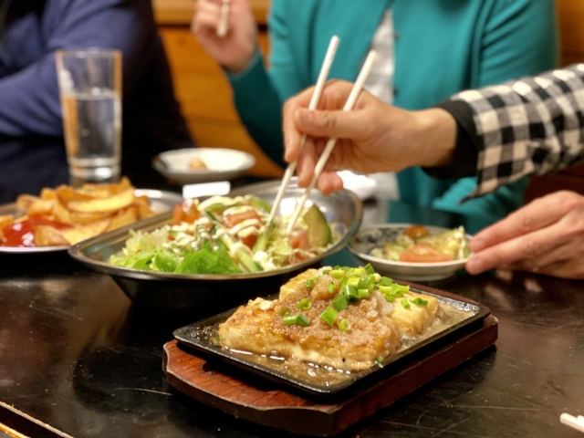 中國大陸一名女子跟友人在外用餐，卻在菜中發現「一根彎曲的毛」。（示意圖，photo-AC）