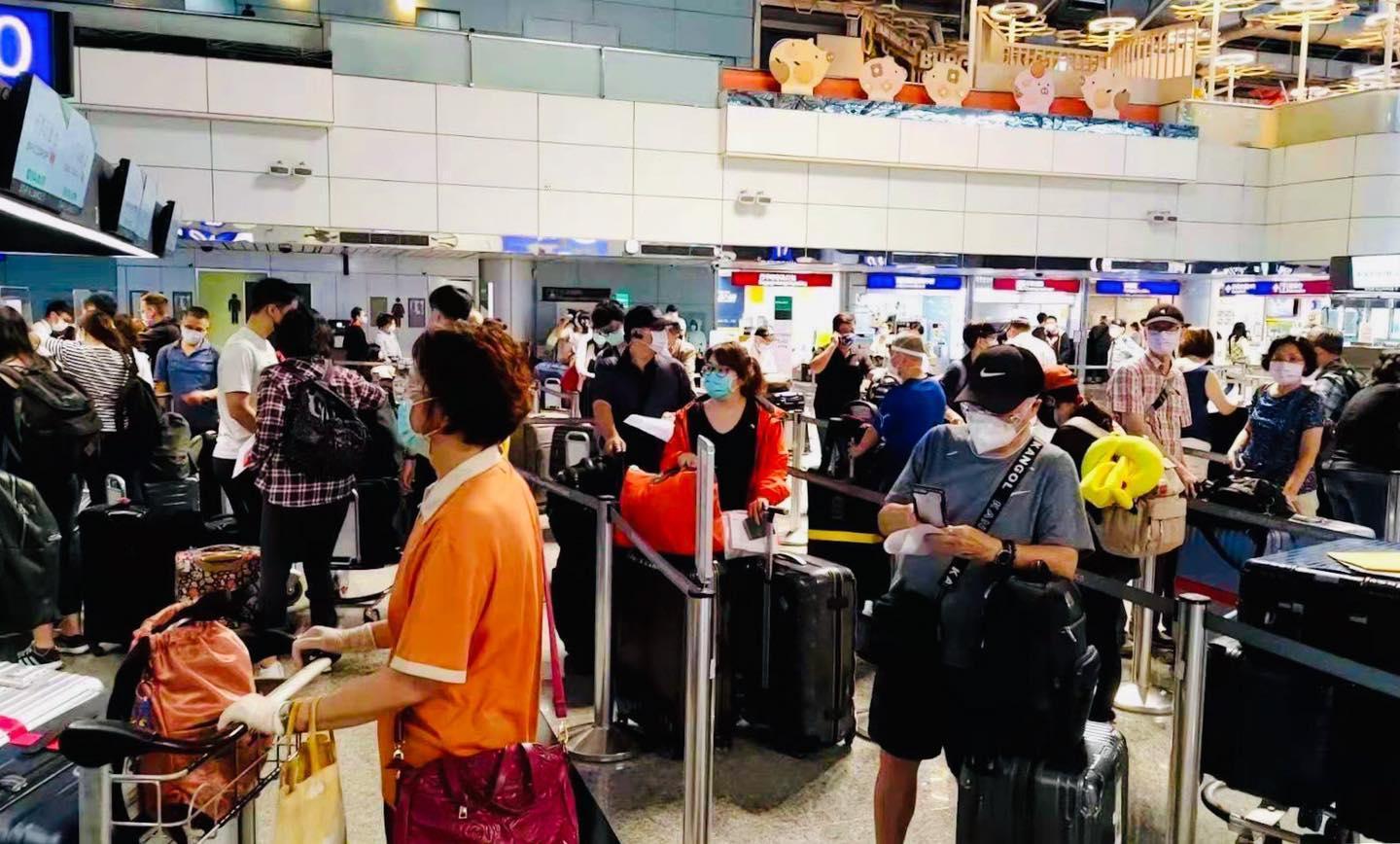 眾多旅客聚集在桃園機場。（翻攝陳文茜臉書）