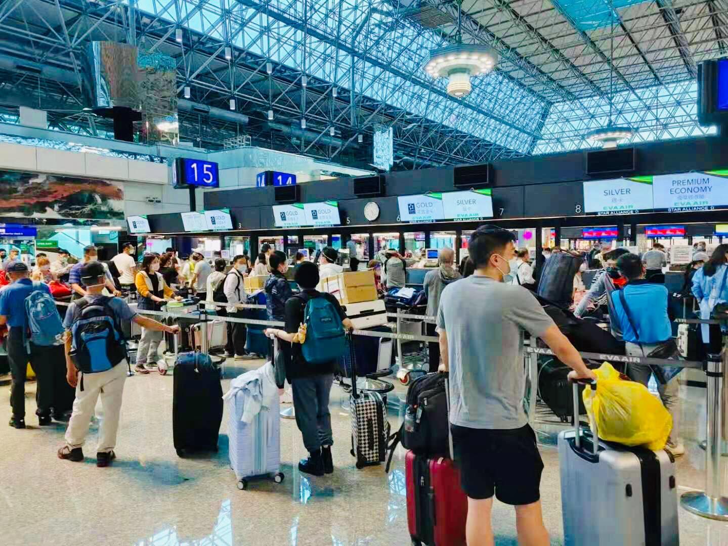 桃園機場今（3日）人潮聚集，彷彿逃亡景象。（翻攝陳文茜臉書）