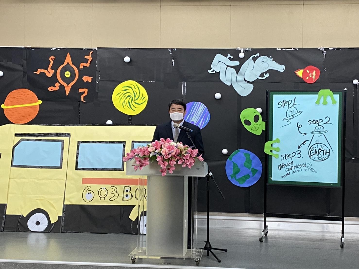 中二中校長許耀文在影片中為畢業生們送上祝福。（中二中提供）