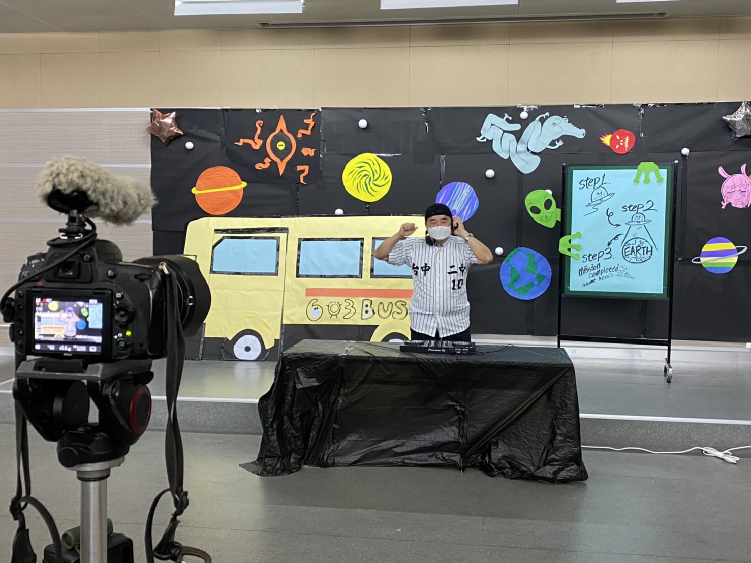 中二中校長許耀文在影片最後化身DJ，與畢業生們一同嗨唱校歌。（中二中提供）