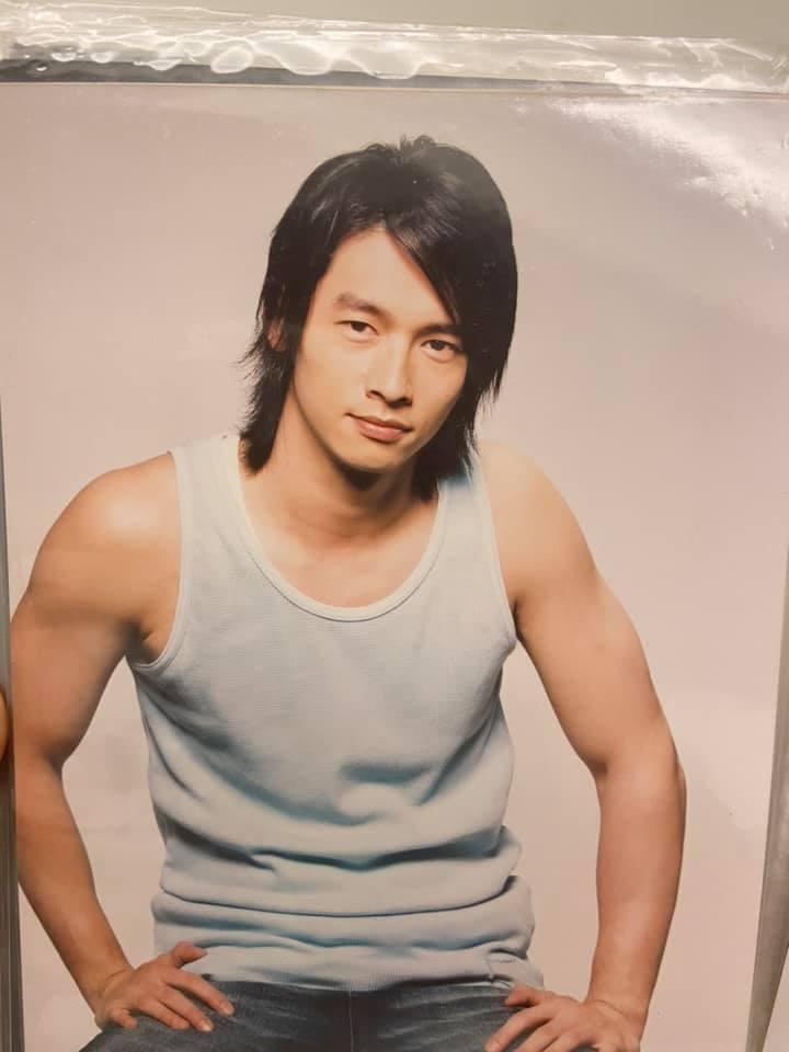 溫昇豪舊照曝光,露出手臂的肌肉線條。(翻攝自溫昇豪 James Wen臉書)