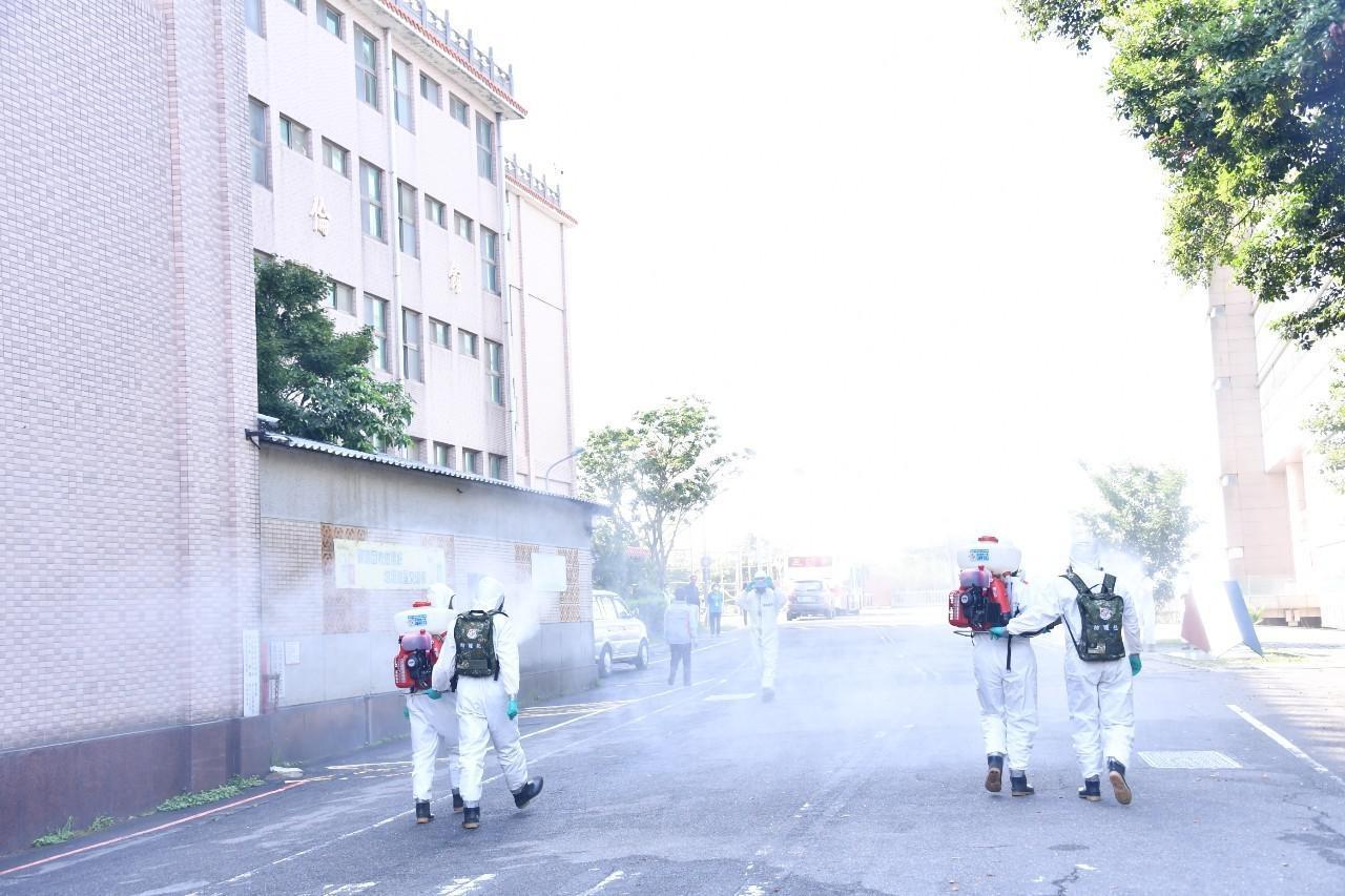 文化大學因有學生確診,北市府出動化學兵消毒。(翻攝自黃珊珊臉書)
