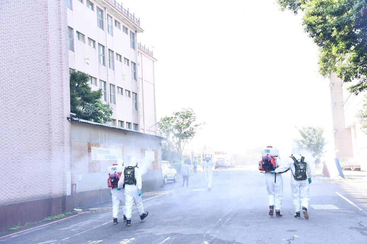 文化大學因有學生確診,北市府出動化學兵消毒。(翻攝自黃珊珊臉書)