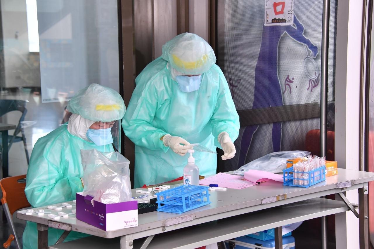 北市府昨日派遣行動快篩隊前往文化大學，為住宿生進行快篩。（翻攝自黃珊珊臉書）