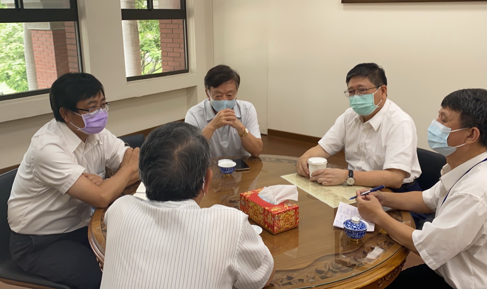 新竹縣長楊文科（右2）與聯電榮譽副董事長宣明智（右3）、竹科管理局官員等人會商後，成立「行動快篩部隊」，協助竹科防疫。（新竹縣政府提供）