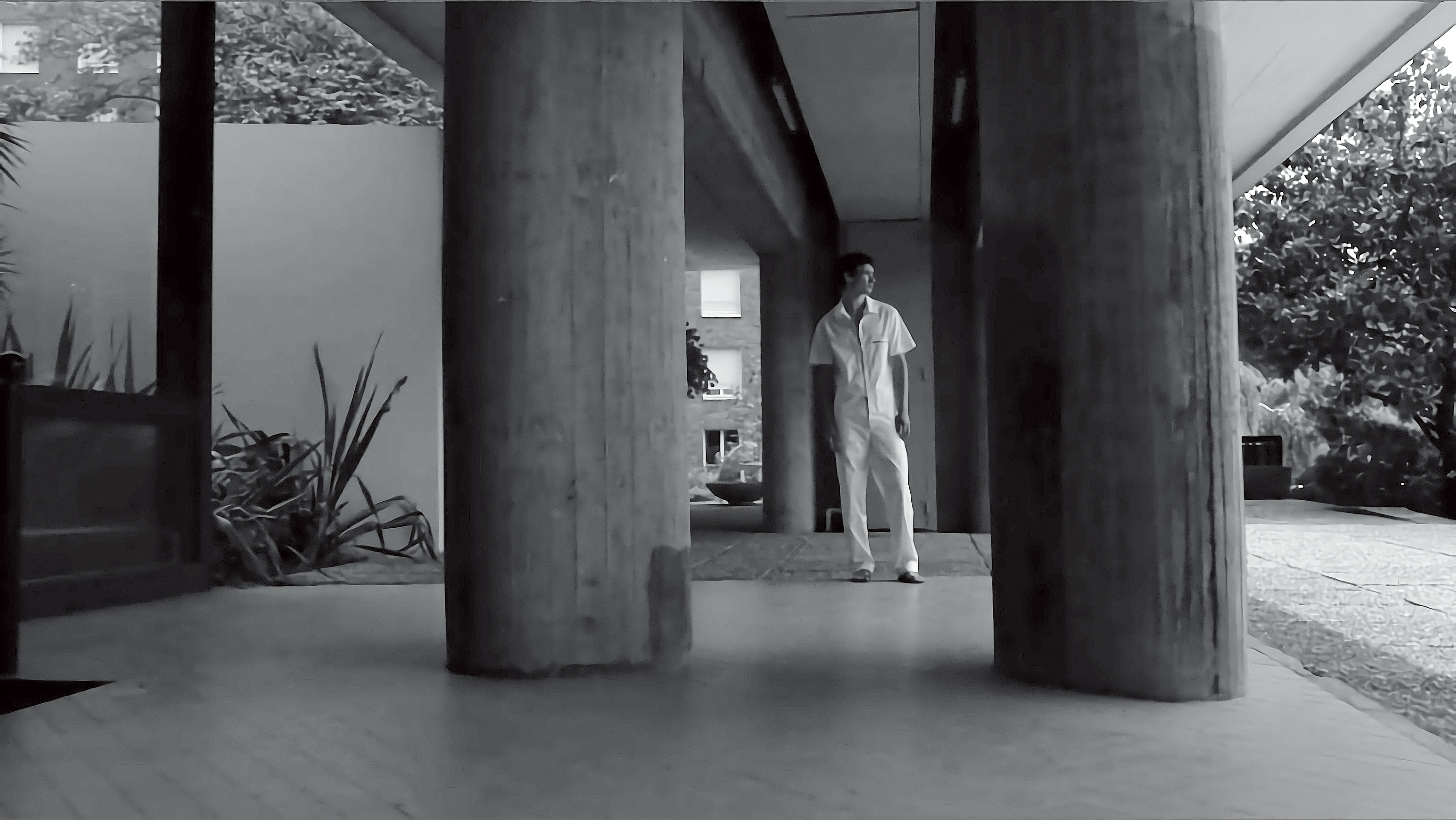 2021春夏的peter wu收起旅人的背包，利用以往獨行的印象，譜出一系列襯衫、棉T毛衣、連帽短外套與科技taffeta極度輕薄跳傘風衣，成為徒步於都市中的男子，探索著未知的世界。