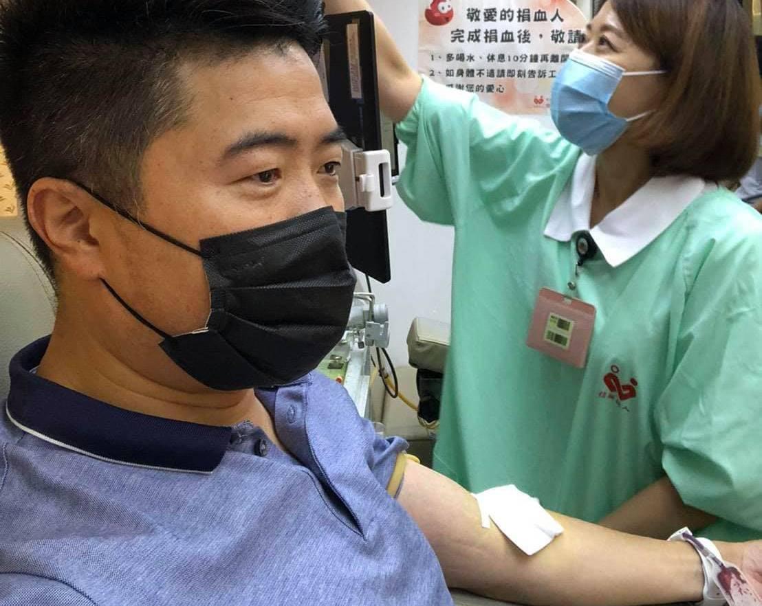 目前台中及高雄部分血液庫存量不足4日，顏寬恒今po出捐血照，並呼籲近期未捐血的朋友們，一起加入捐血的行列。（翻攝自顏寬恒臉書）