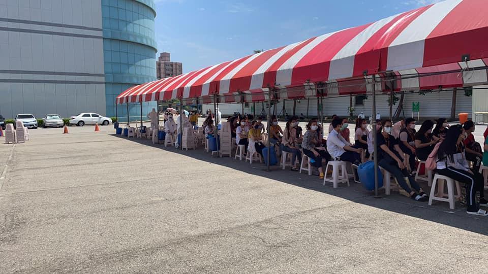 京元電子經反映後，由衛生局介入才保持一定社交距離。（翻攝自曾玟學臉書）