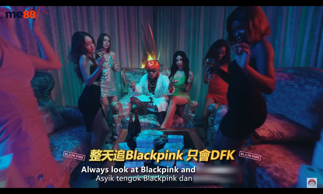 黃明志趁著被砲轟的流量，新歌附上動態歌詞版的影片連結，但敏感字眼被霧化處理。（翻攝Namewee頻道）