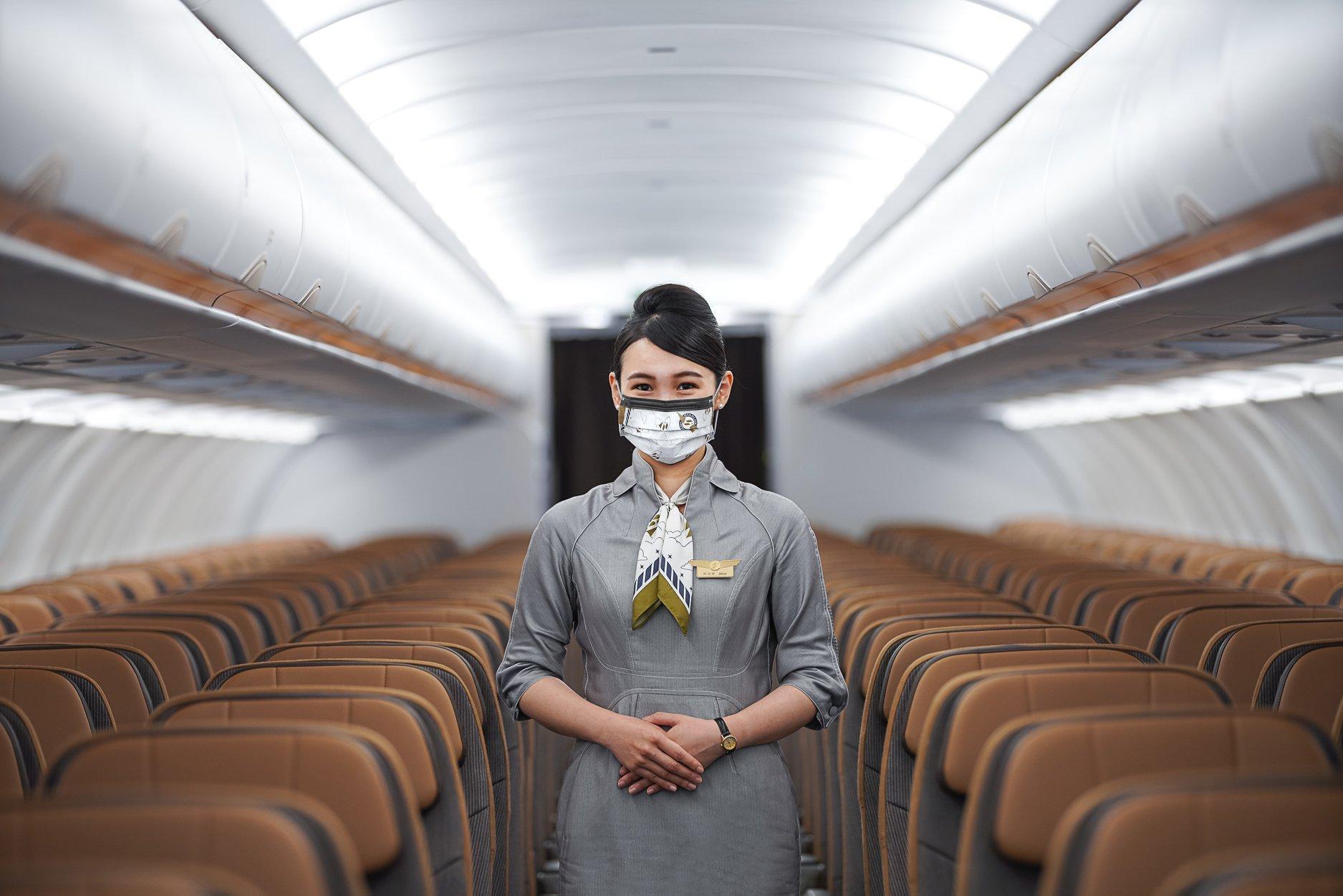 空服款選以灰白金未來感配色。（星宇航空提供）