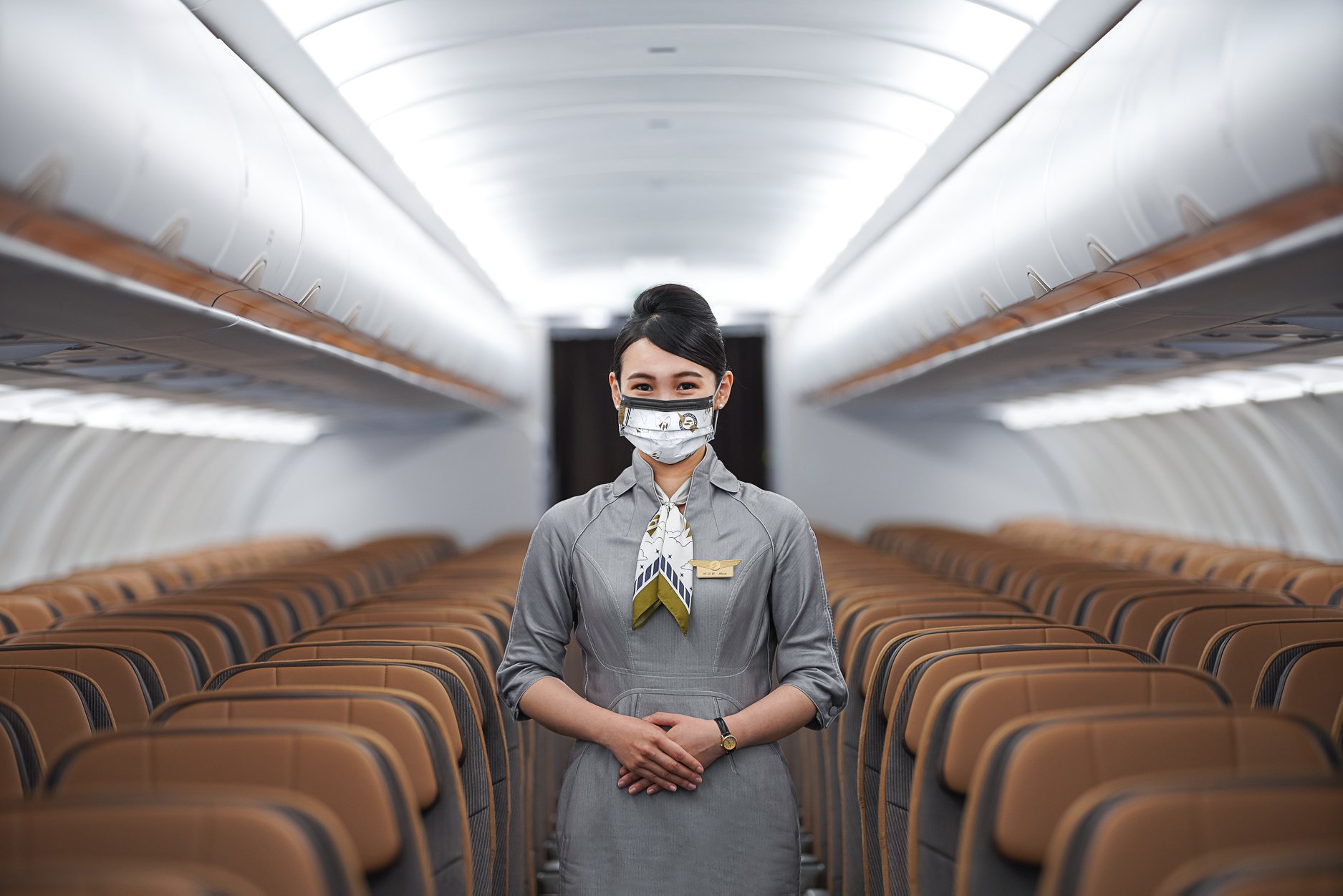 空服款選以灰白金未來感配色。(星宇航空提供)