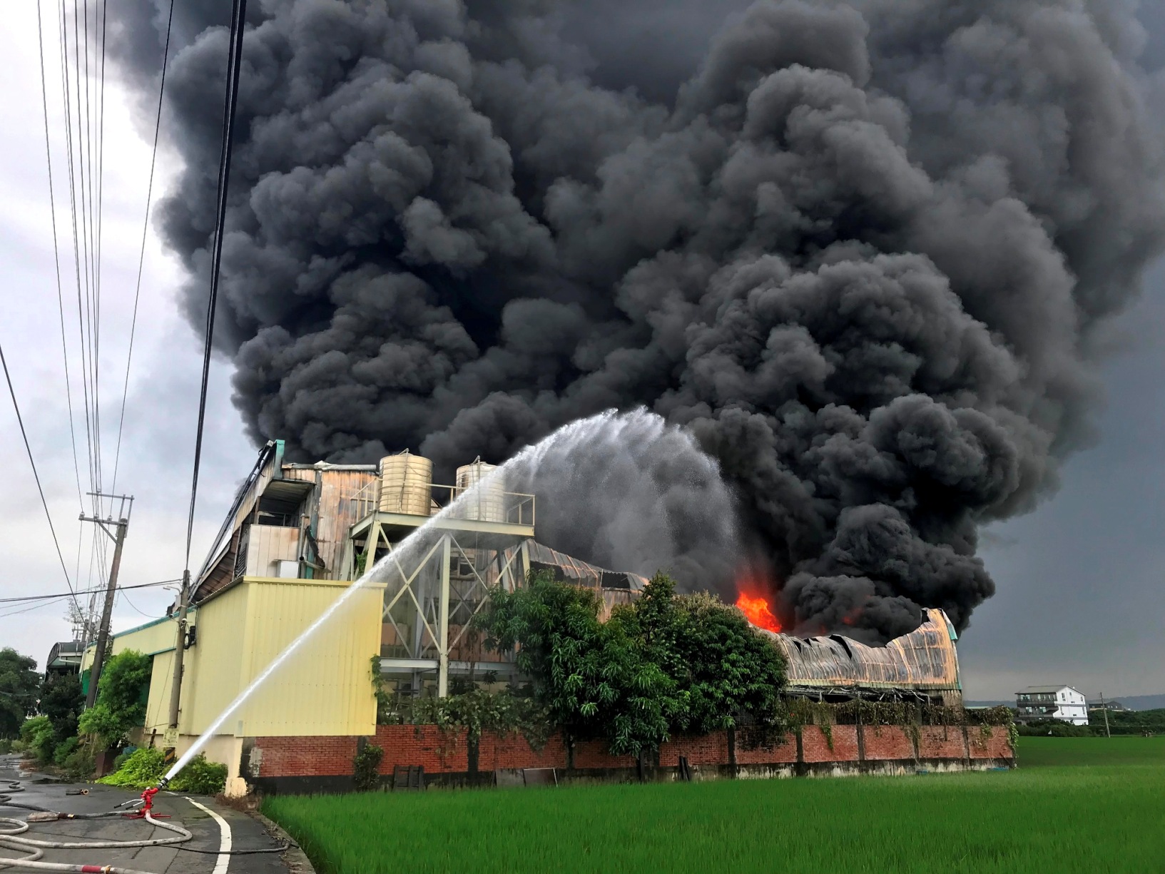 2019年台中大雅農地違章工廠大火，2名消防員不幸殉職。（消防員工作權益促進會提供）