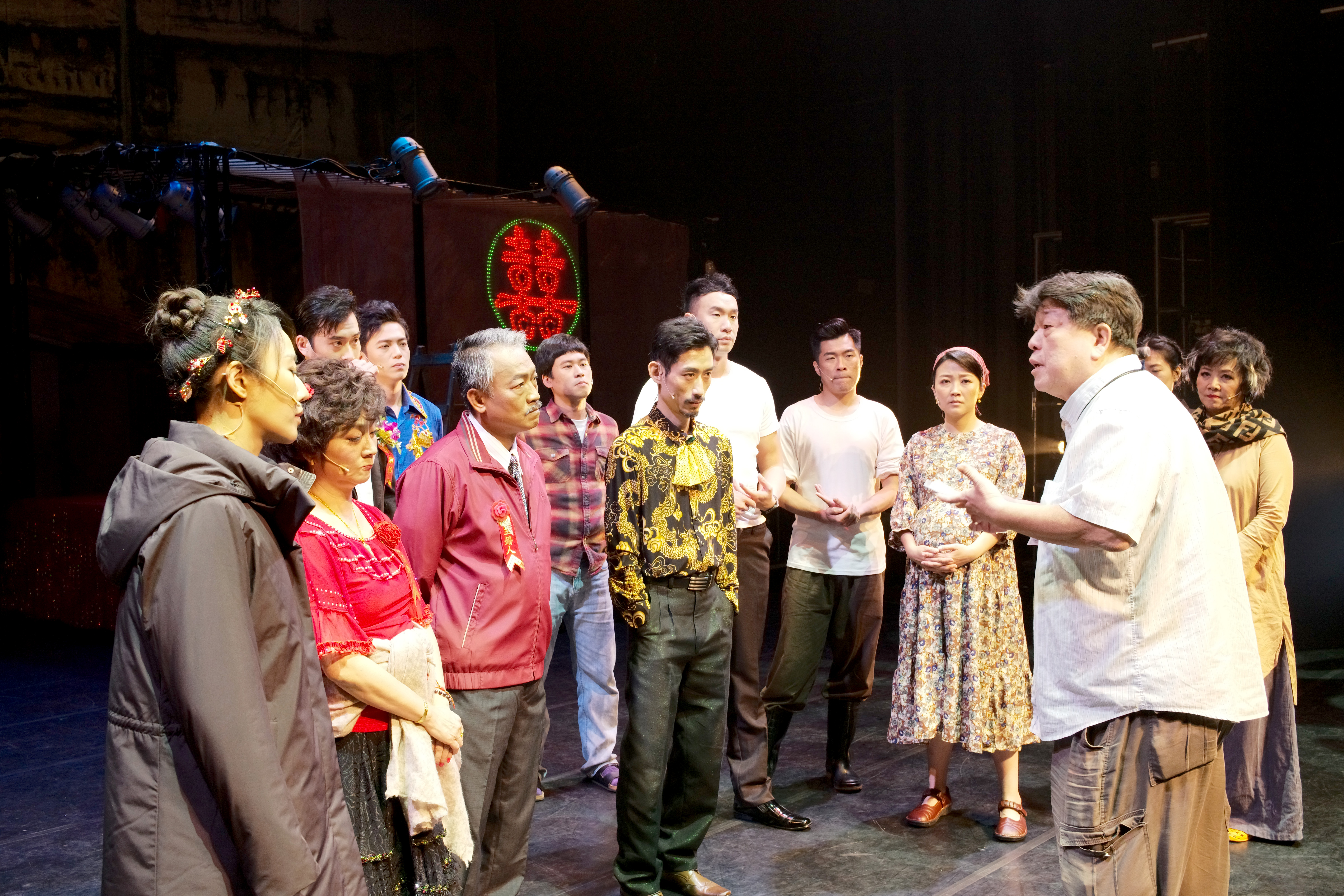 綠光劇團音樂劇《結婚！結昏？辦桌》台中場受疫情影響取消，團長兼本劇編導羅北安（右）十分不捨。（綠光劇團提供）