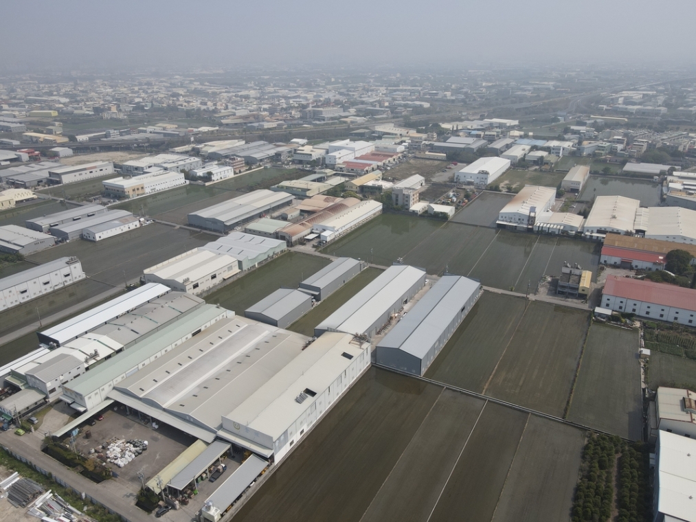 朱智宇直言農地違章工廠合法是透過合法方式，打造成消防員的墳場。（地球公民基金會提供）